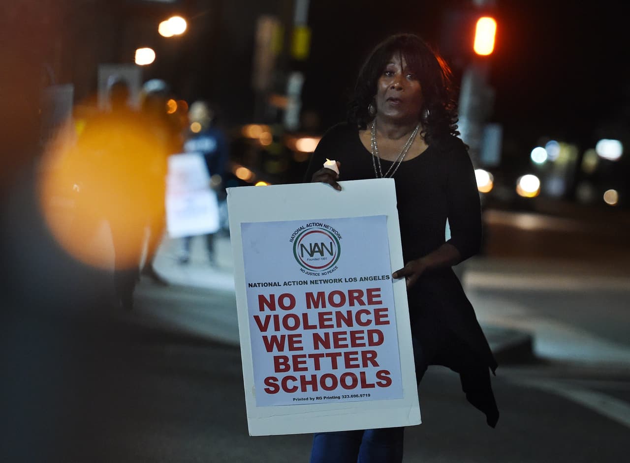 Miembros de la coalición National Action Network Los Angeles, activistas locales, y líderes religiosos realizaron una manifestación promoviendo la paz entre pandillas rivales en el área conocida como "callejón de la muerte", donde se produce la mayor cantidad de homicidios de la ciudad de Los Ángeles. La violencia de pandillas ha aumentado en la ciudad este 2015, se reporta que dos pandillas rivales han entrado en una competencia de matar a 100 personas en los próximos 100 días.