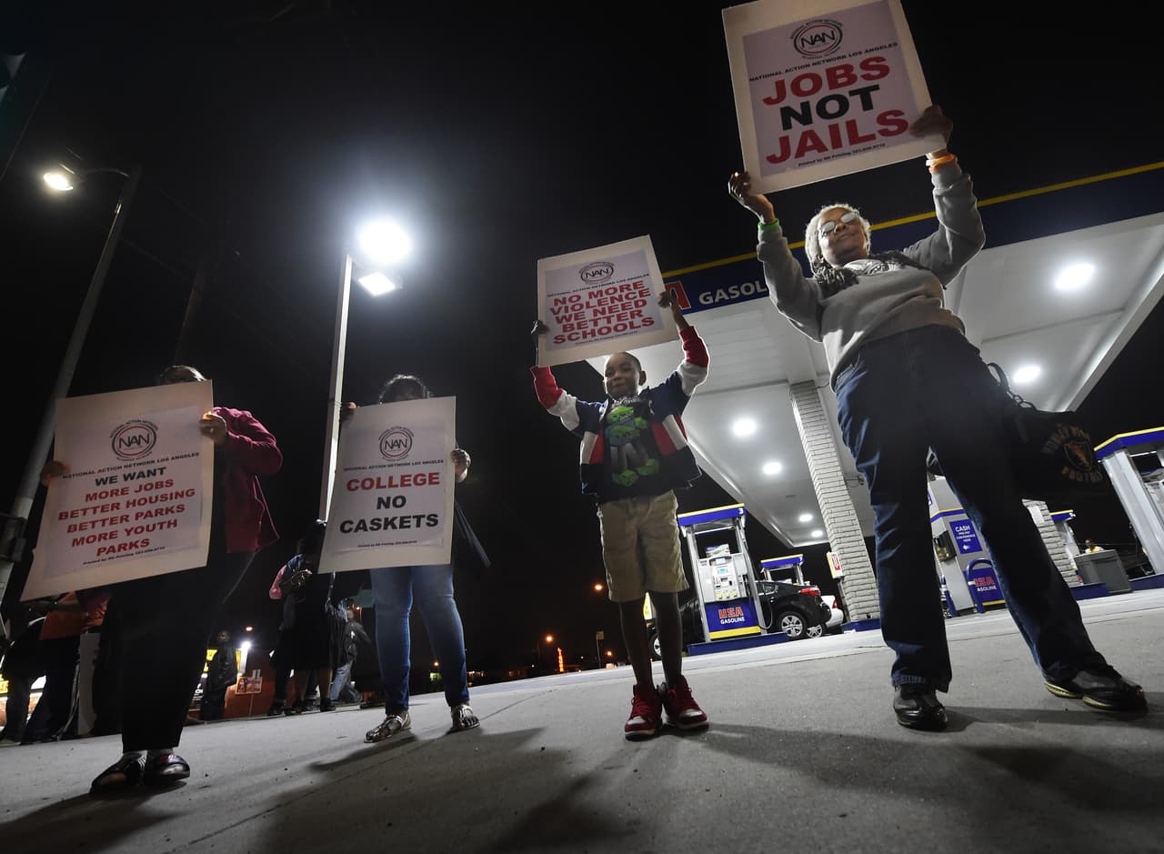 Miembros de la coalición National Action Network Los Angeles, activistas locales, y líderes religiosos realizaron una manifestación promoviendo la paz entre pandillas rivales en el área conocida como "callejón de la muerte", donde se produce la mayor cantidad de homicidios de la ciudad de Los Ángeles. La violencia de pandillas ha aumentado en la ciudad este 2015, se reporta que dos pandillas rivales han entrado en una competencia de matar a 100 personas en los próximos 100 días.