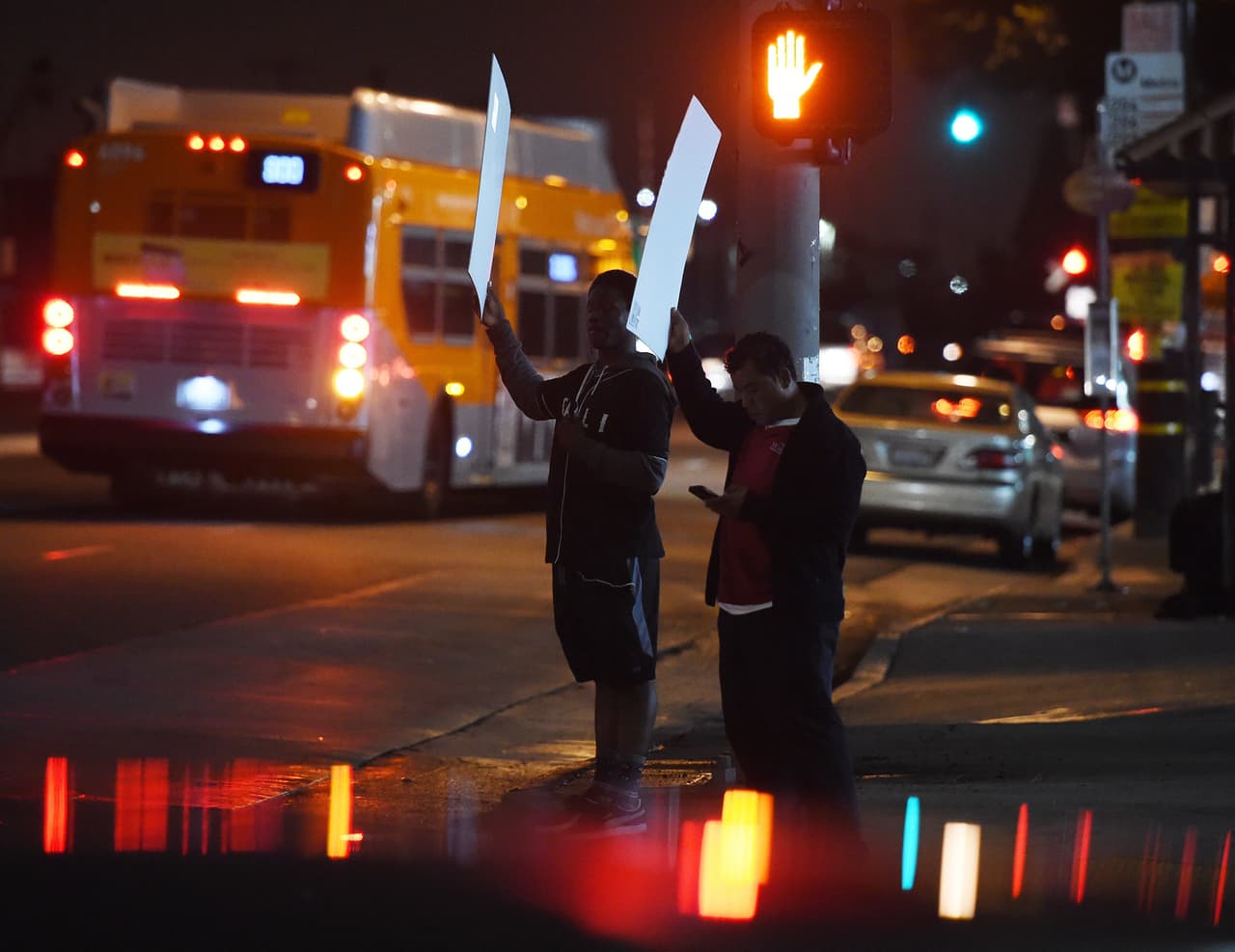 Miembros de la coalición National Action Network Los Angeles, activistas locales, y líderes religiosos realizaron una manifestación promoviendo la paz entre pandillas rivales en el área conocida como "callejón de la muerte", donde se produce la mayor cantidad de homicidios de la ciudad de Los Ángeles. La violencia de pandillas ha aumentado en la ciudad este 2015, se reporta que dos pandillas rivales han entrado en una competencia de matar a 100 personas en los próximos 100 días.