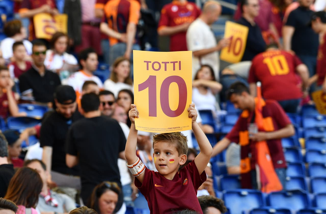 Los fanáticos de Roma le dieron una cálida despedida a Francesco Totti, el eterno capitán, en su despedida del fútbol profesional. Todos vistieron el '10', llevaron pancartas y posaron con una estatua y aclamaron al jugador, que fue suplente contra Genoa pero entró en el triunfo 3-2, en su último juego tras 24 años con el equipo.