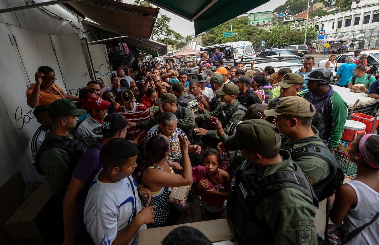 Según un reciente estudio de la encuestadora Datanálisis 70% de las personas que hace cola en los supermercados son bachaqueros.