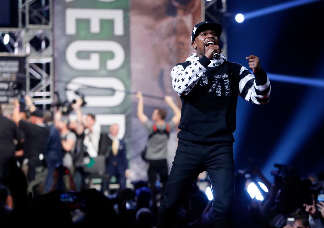 El estadounidense 'Money' Mayweather no quiso perder la atención de los espectadores y su actuación más llamativa se produjo tras sacar de su cartera de piel de cocodrilo un fajo de dólares y lanzarlos en la cara a su rival del 26 de agosto.