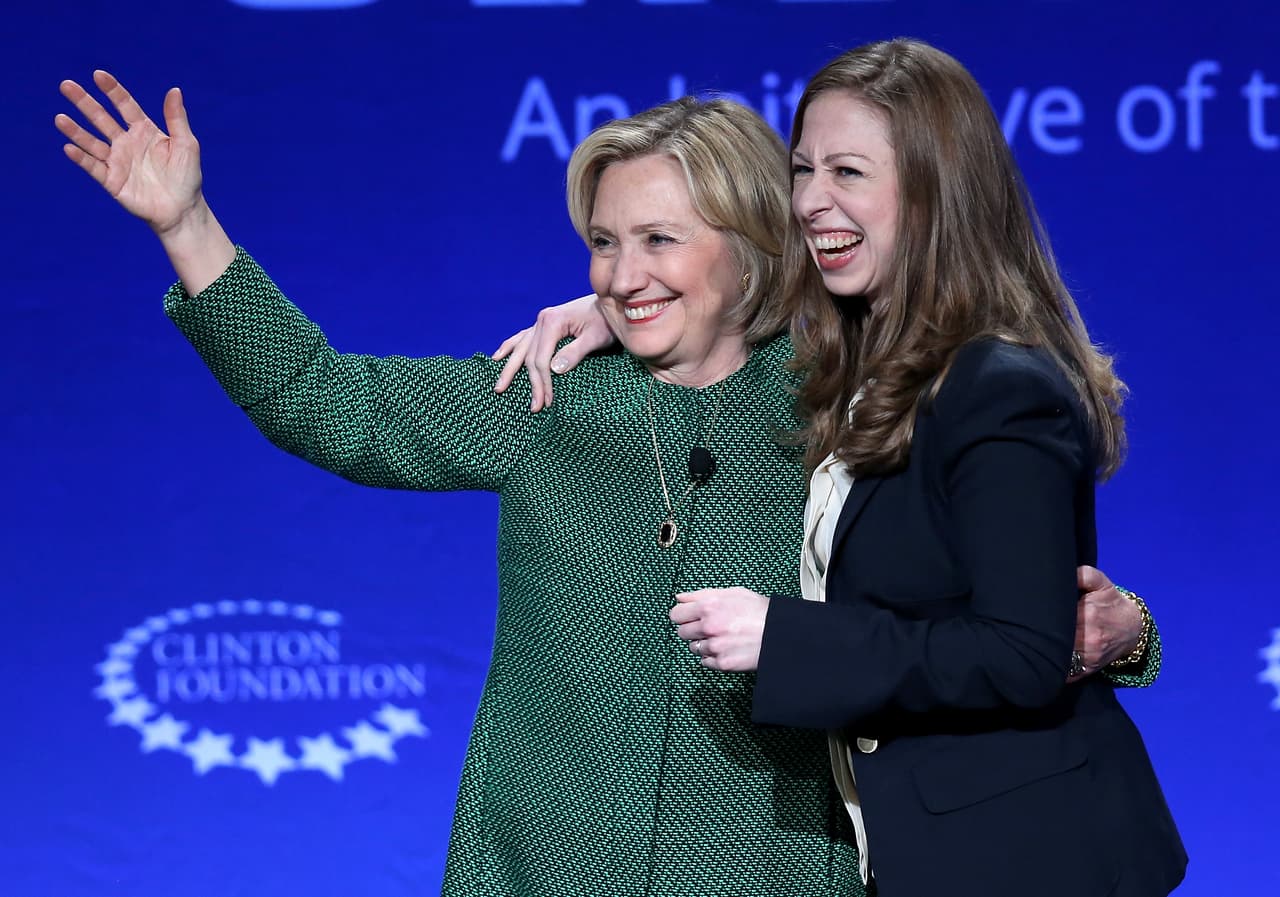 Hillary Clinton siempre dijo que su madre fue la persona que más marcó su destino y su carácter. Chelsea Clinton parece sentir la misma admiración por su abuela, lo demuestra cuando, de vez en cuando, usa prendas que heredó de ella y que se la recuerdan tras su muerte en 2011. Sin embargo, su más grande admiración y guía es Hilary Clinton quien con su cercanía y complicidad ha hecho historia convirtiéndose en la primera candidata mujer a la presidencia de los Estados Unidos.