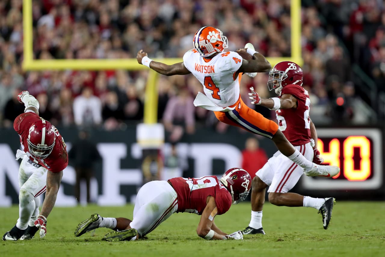 El mariscal de campo de Clemson Deshaun Watson recibió un golpazo en la segunda mitad entre dos jugadores de Alabama, el apoyador Reuben Foster # 10 y la defensiva Minkah Fitzpatrick # 29, donde el # 4 salió volando pero sorpresivamente se recuperó como si nada hubiera pasado.