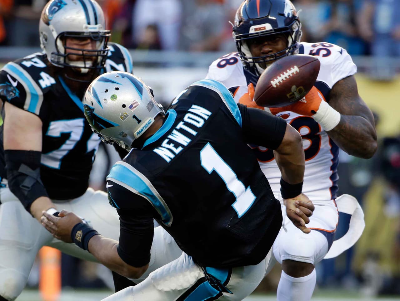 Semana 1: Jueves 8 de septiembre (8:30 pm ET) Carolina Panthers vs. Denver Broncos.- El primer juego de la temporada, por primera vez en la historia, fue el último de la campaña anterior, la revancha del Super Bowl 50, los campeones Broncos iniciarán su camino intentando repetir ante los campeones de la NFC con todo y el MVP del 2015, Cam Newton.