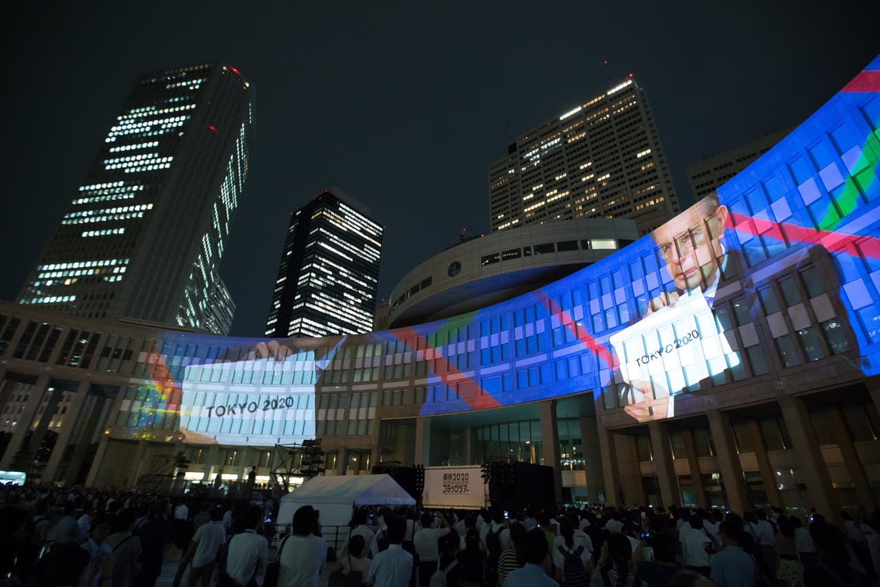 En la prefectura de Aomori, al noreste de Japón, arrancó una carrera de relevos de 1.000 kilómetros que se prolongará 15 y días y llegará hasta Tokio, con la participación de unos 1.800 corredores y ciclistas y que recorrerá algunas de las áreas más devastadas por el tsunami que asoló el país en 2011.
