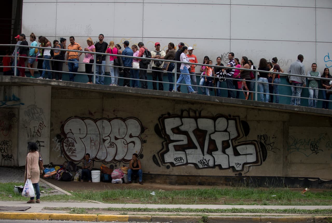 Las largas filas que bordean supermercados son una constante en las ciudades venezolanas.