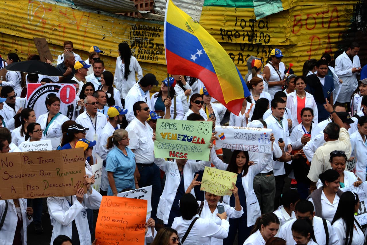 Médicos de diversas regiones del país también han exigido al gobierno que acepte la ayuda que ofrece la comunidad internacional.