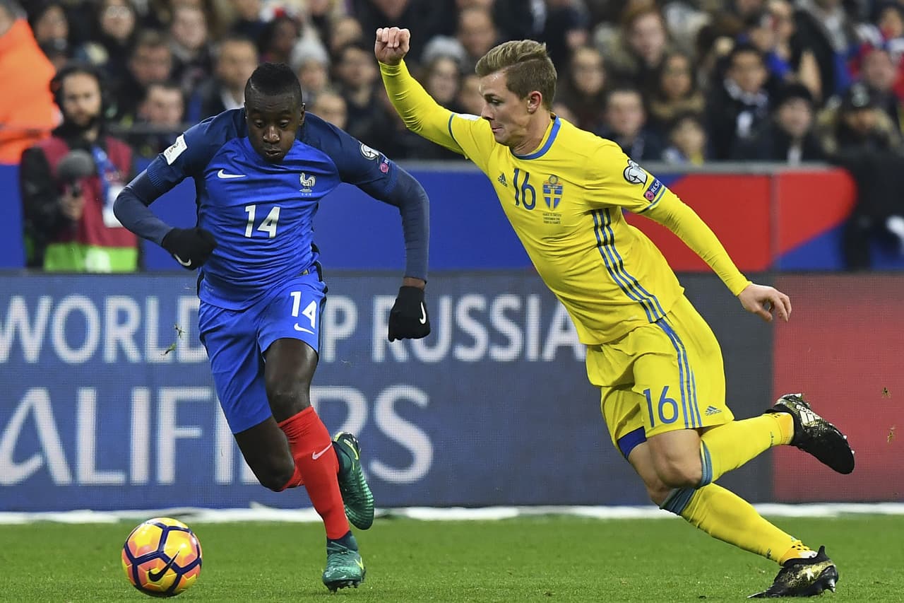 France's midfielder Blaise Matuidi (L) challenges Sweden's defender Emil Krafth during the 2018 World Cup group A qualifying football match between France and Sweden at the Stade de France in Saint-Denis, north of Paris, on November 11, 2016. / AFP / FRANCK FIFE (Photo credit should read FRANCK FIFE/AFP/Getty Images)