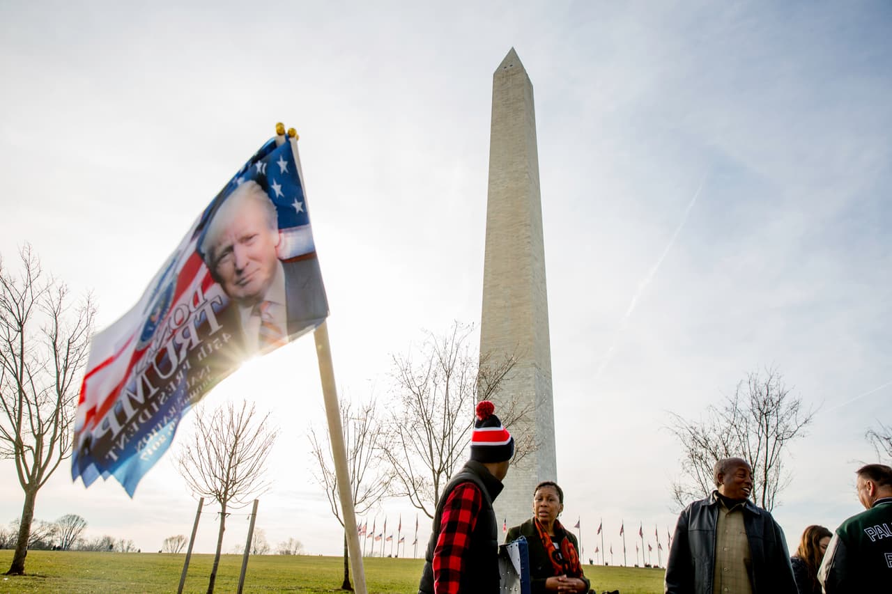 Los vendedores de parafernalia de Donald Trump están distribuidos por el centro de la capital y en los monumentos históricos.