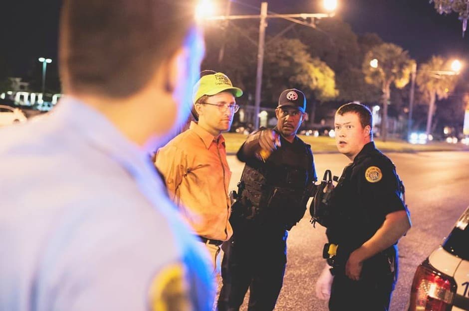 Un observador legal es arrestado después de que trató de obtener información acerca de un oponente que estaba siendo esposado. El observador legal se le entregó una citación.