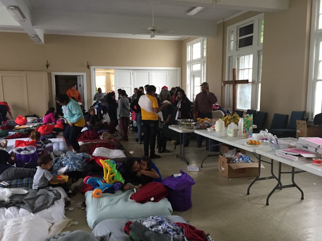 Inmigrantes esperan reunirse con sus familiares en espera de sus casos de asilo.