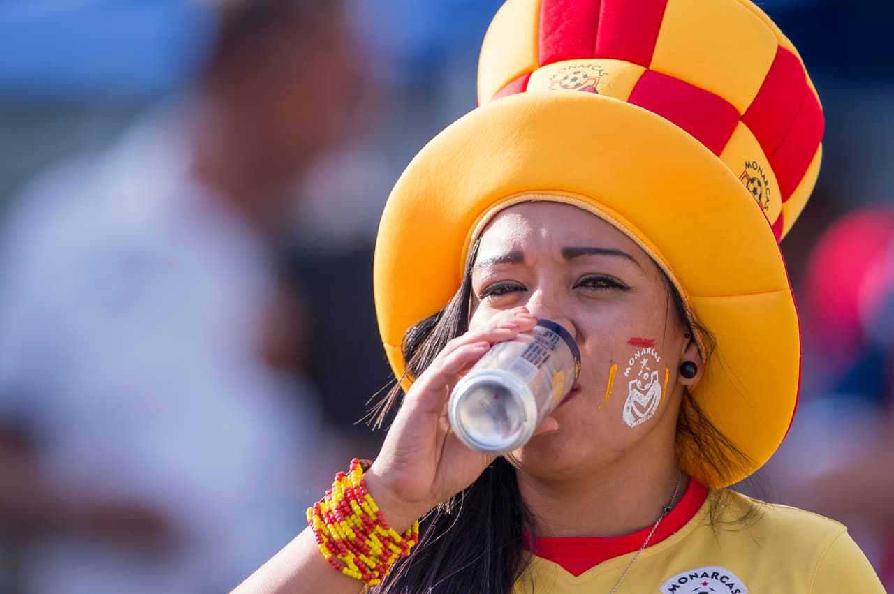 La final de la Copa MX en Guadalajara entre Chivas y Morelia se vio enmarcada por el colorido característico de este tipo de encuentros, con la belleza de porristas y fanáticas, y con la fiesta que se vive en las tribunas.