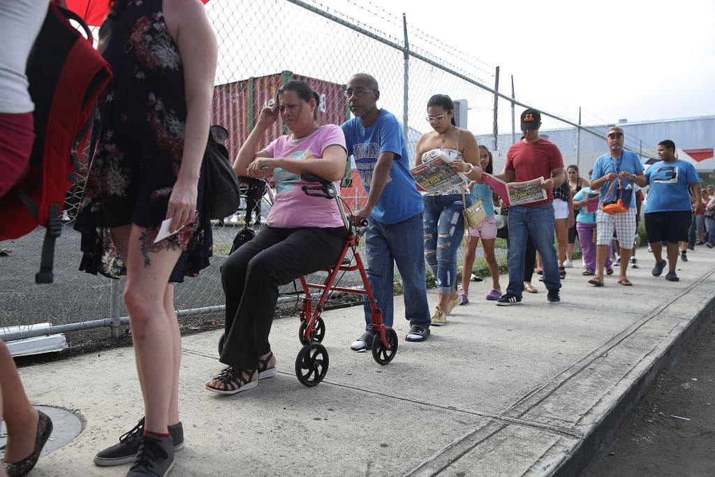 Tras el huracán, una certeza: Puerto Rico es una larga fila de espera. En la imagen, la fila del pasado jueves frente a una tienda Walmart.
