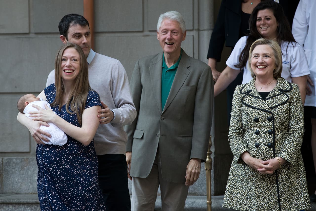 En 2014, Chelsea anunció su embarazo y cumplió con eso una de las demandas de su madre que le pedía que sacara tiempo de su vida profesional para enrolarse como madre. El 27 de diciembre de 2014 nació Charlotte Clinton Mezvinsky. En 2016 nacería el segundo hijo de la pareja Aidan Clinton Mezvinsky.