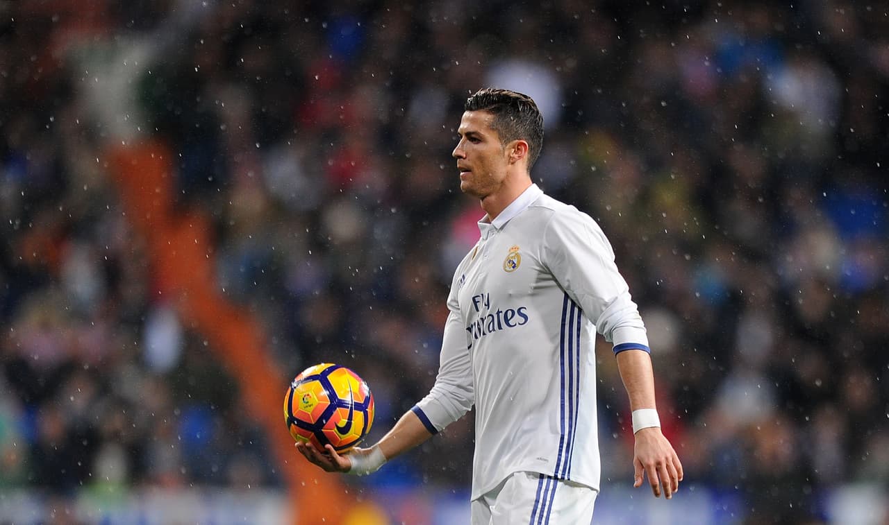 CR7 es el 'dueño del balón' en Real Madrid, donde es el gran referente del equipo líder de la Liga sino que espera repetir el título de la Champions League.