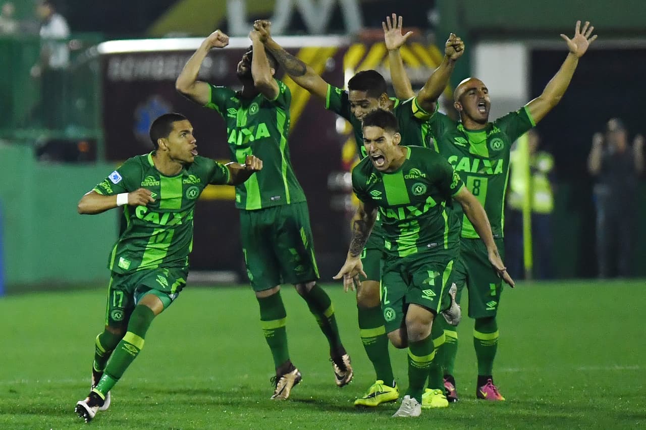 Otros de los fallecidos son: Mauro Stumpf: Vicepresidente del Chapecoense.
<br>Eduardo Filho: auxiliar técnico del equipo.
<br>Anderson Martins: entrenador de porteros.
<br>Anderson Paixão: preparador físico.
<br>Marcio Koury: médico del club.