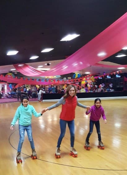 Karla es una mamá muy cariñosa y vuelve a ser niña cuando convive con sus hermosas hijas.