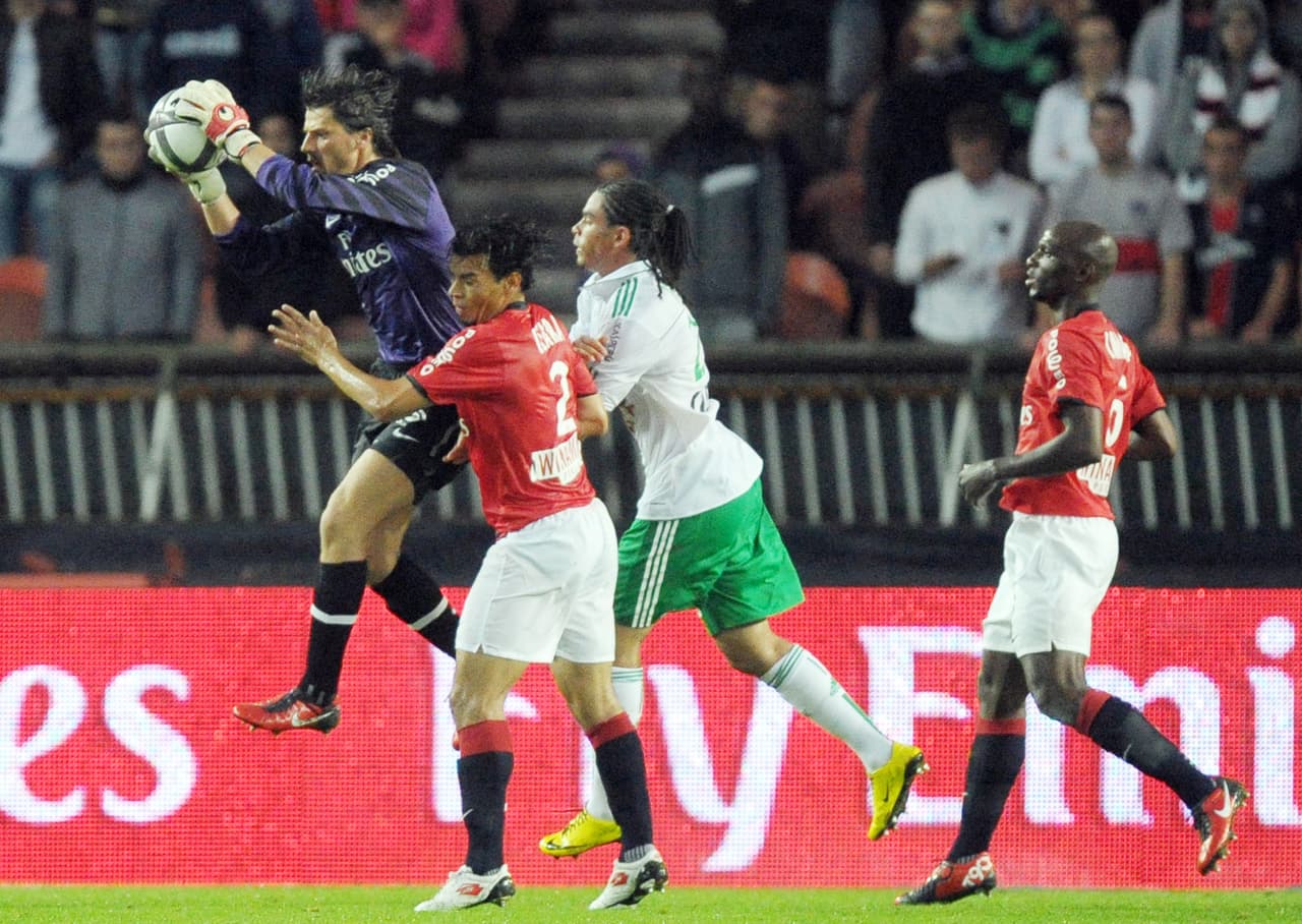 A nivel más competitivo, el arquero francés Gregory Coupet fue uno destacado con su país, a pesar de su 1,81 de estatura, que es menor que la habitual en los que ocupan esa posición.