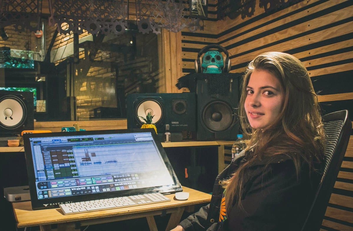 "Recta final de mi primer sencillo,
<a href="https://twitter.com/hashtag/VoyaTi?src=hash">#<b>VoyaTi</b></a> . Semanas de música, creación y búsqueda. Gracias por acompañarme. Ahí viene la avalancha", comentó Daniela en la red social Twitter, dejando ver que muy pronto podremos escuchar su primera canción.