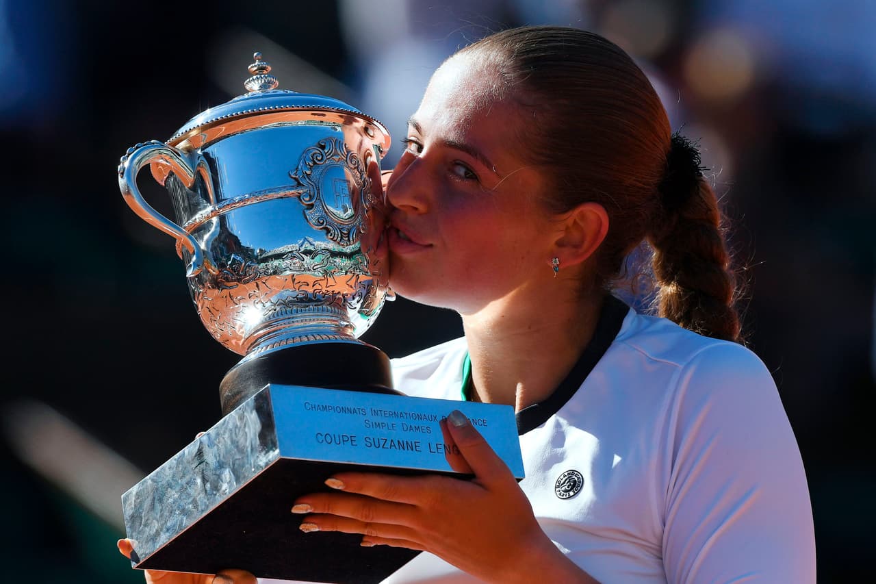 La letona Jelena Ostapenko, 47 del mundo venció a la rumana Simona Halep por 4-6, 6-4 y 6-3 en casi dos horas de tenis para ser la nueva reina de Roland Garros.