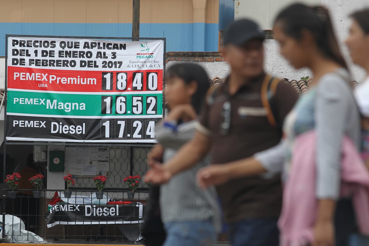 Una gasolinera en Guadalajara, México, anuncia al incremento a los precios de las gasolinas anunciado el martes por el Gobierno.