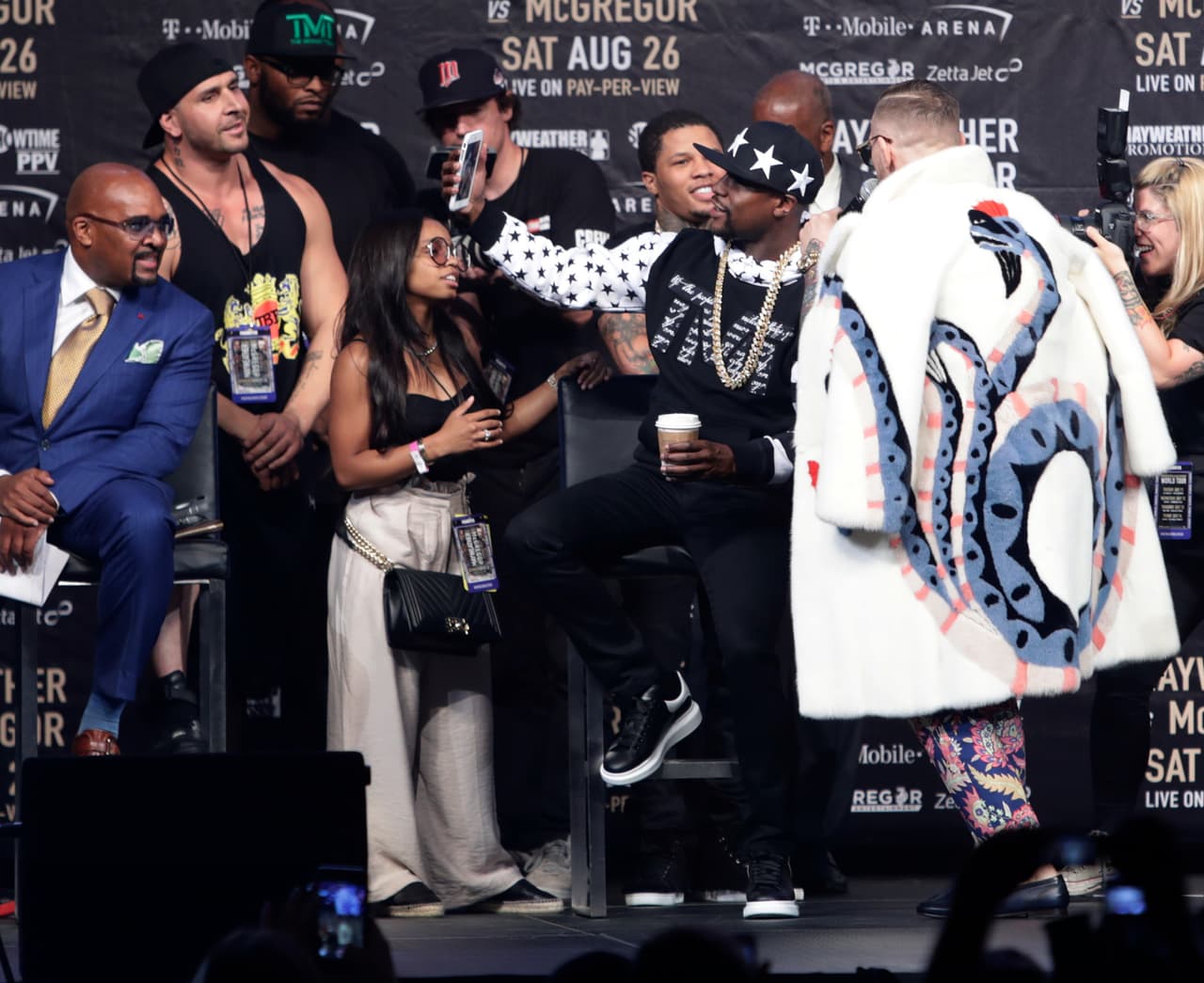 The Famous reaccionó mordiendo una oreja a Mayweather cuando el estadounidense ensayaba una 'selfie' con su teléfono móvil.