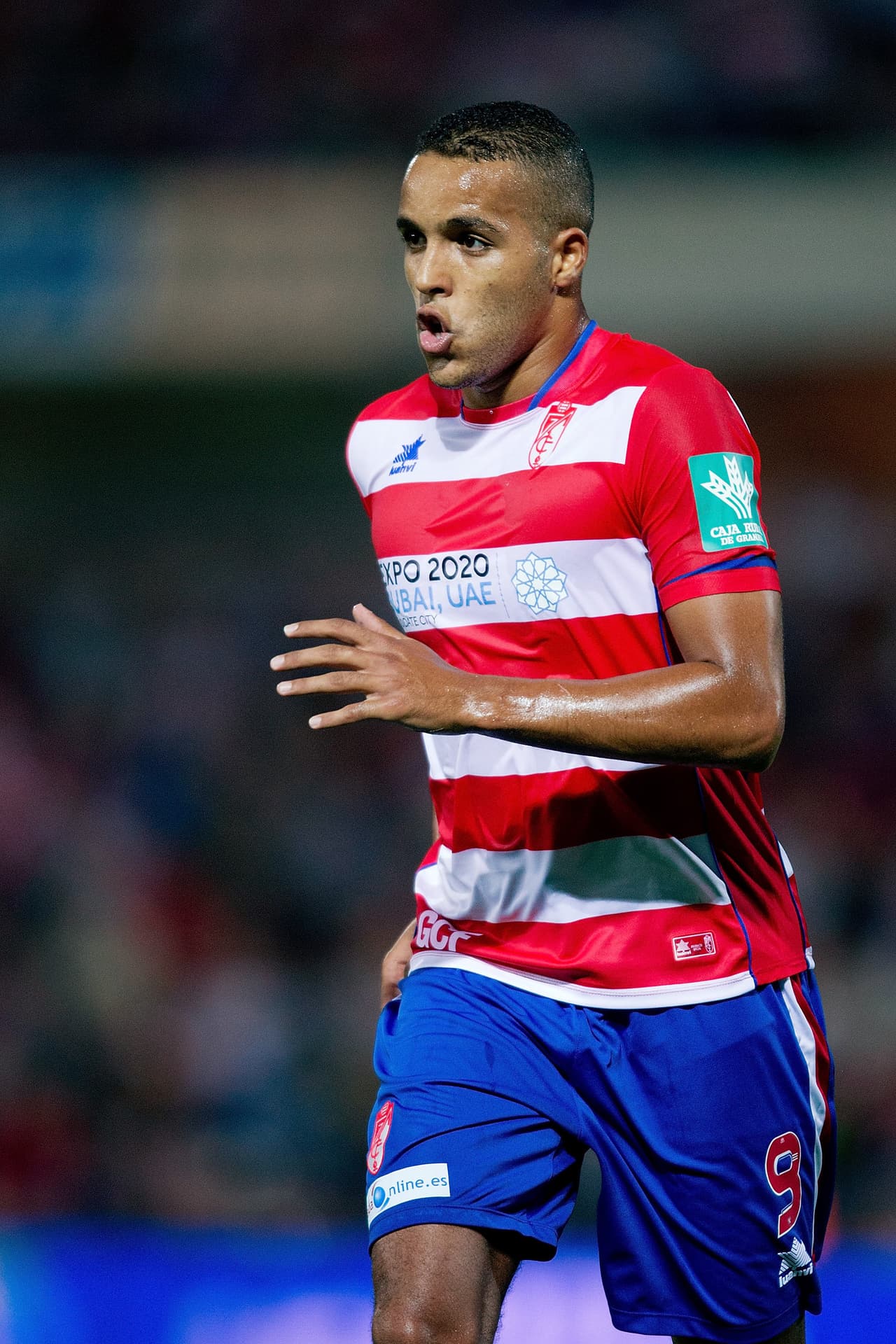 9 Youssef El-Arabi, Granada: Es un atacante francés con origen marroquí que sufrió con lesiones en la temporada pasada donde solo pudo conseguir 8 goles y se perdió varios partidos. Sin embargo, el ex jugador del Caen de la Ligue 1 tiene desequilibrio y gambeta además de un buen remate con el que ha marcado casi 30 goles en tras años en España.