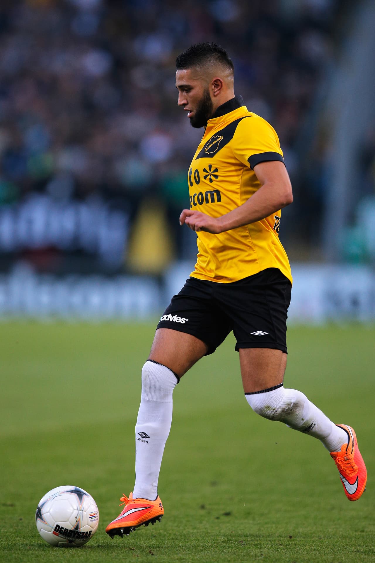 22 Adnane Tighadouini, Málaga: Es un delantero holandés de ascendencia marroquí que brilló en la Eredivisie con el NAC Breda y ahora está dispuesto a ser el hombre gol de los boquerones donde el portero mexicano Guillermo Ochoa buscará tener minutos ante el camerunés Carlos Kameni.