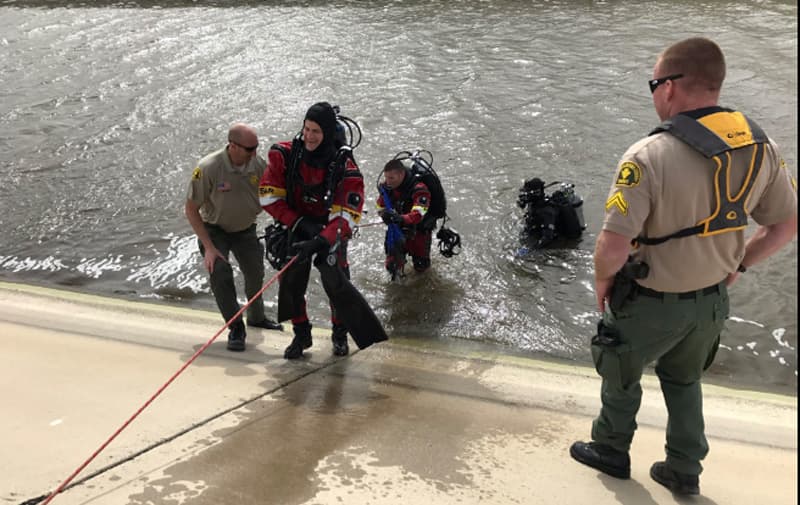 Suspenden la búsqueda por un niño de 2 años que cayó en un acueducto en California