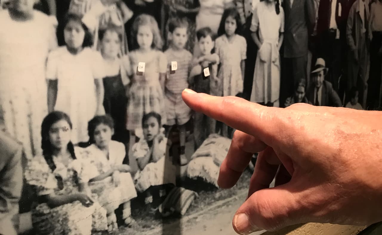 La imagen de un joven Gómez en una conferencia de reunificación de la iglesia mormona en México en 1946.