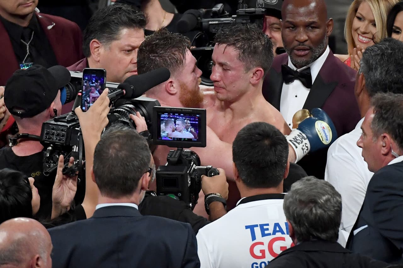 Un abrazo entre estos dos guerreros al final del combate y a esperar la pelea de desempate.
