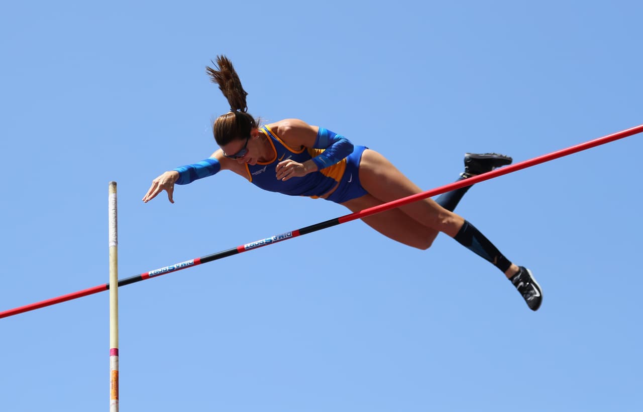 La brasileña Fabiana Murer se quedó corta en su intento de lograr la medalla de oro en el salto con garrocha femenil al no pasar los 4.55 mts.