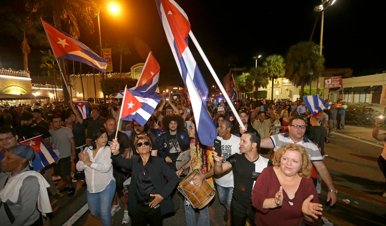 Cubanoamericanos celebran en las calles de la Pequeña Habana, al conocer la noticia de muerte del líder cubano.