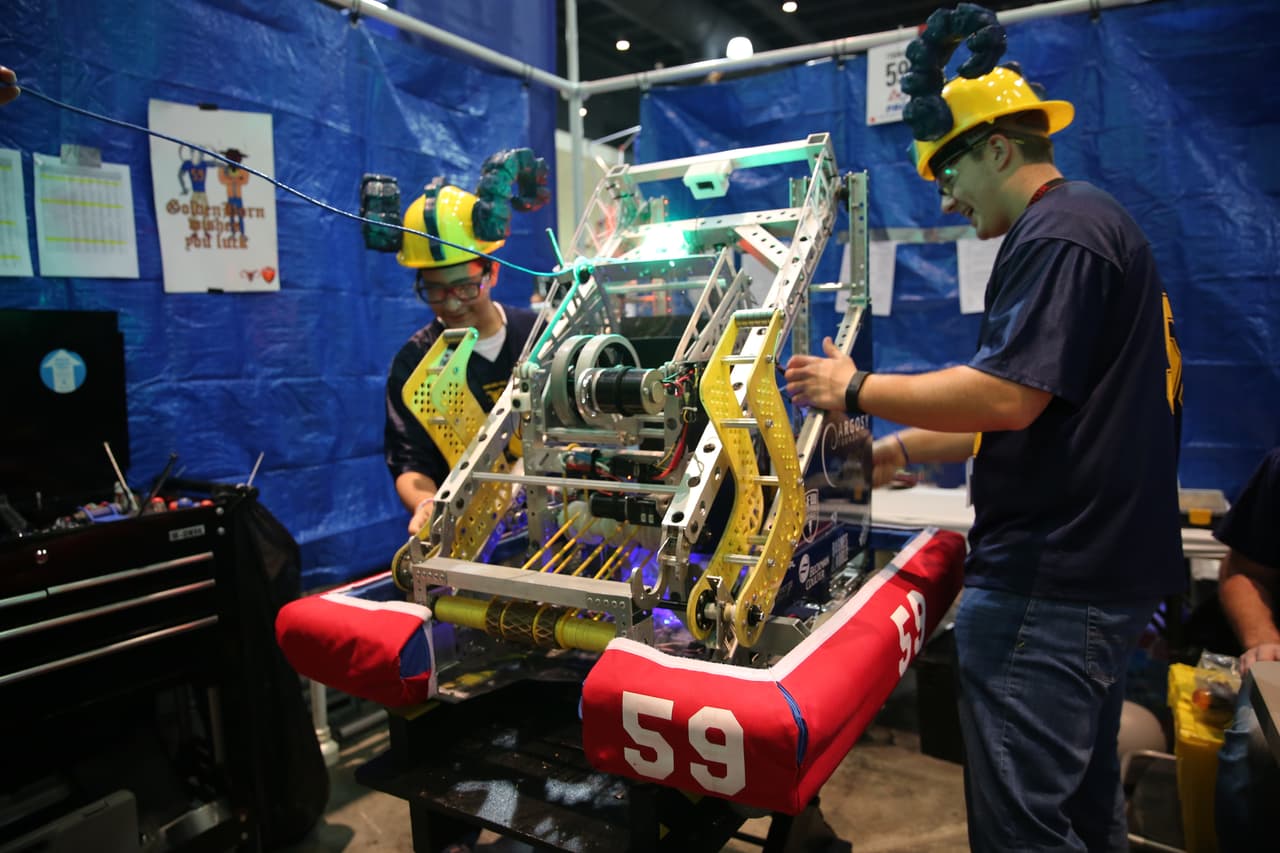 Isael Hernández y Giovanni Balboa, del equipo 59 de Miami, destacan que su afición por los robots inició con juegos de bloques en su niñez.