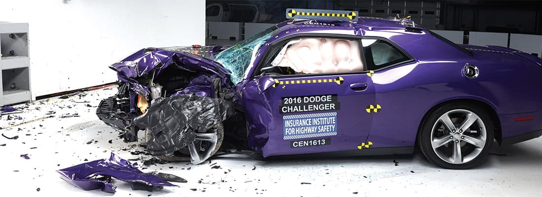 El Dodge Challenger obtuvo la mínima calificación de "aceptable" en la prueba de choque frontal superpuesto pequeño del IIHS