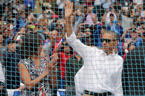 Barack Obama y Raúl Castro no sólo hablaron de política, también de béisbol. El deporte unió a los dos mandatarios, quienes se fueron al finalizar la tercera entrada del juego en que Rays venció a Cuba 4-1 en un juego que fue una fiesta el el estadio 'El Latino' de la Habana.