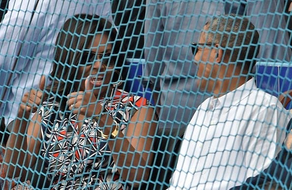 Barack Obama y Raúl Castro no sólo hablaron de política, también de béisbol. El deporte unió a los dos mandatarios, quienes se fueron al finalizar la tercera entrada del juego en que Rays venció a Cuba 4-1 en un juego que fue una fiesta el el estadio 'El Latino' de la Habana.