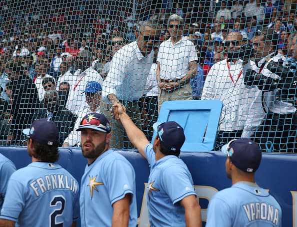 Barack Obama y Raúl Castro no sólo hablaron de política, también de béisbol. El deporte unió a los dos mandatarios, quienes se fueron al finalizar la tercera entrada del juego en que Rays venció a Cuba 4-1 en un juego que fue una fiesta el el estadio 'El Latino' de la Habana.