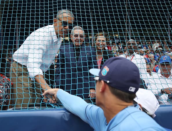 Barack Obama y Raúl Castro no sólo hablaron de política, también de béisbol. El deporte unió a los dos mandatarios, quienes se fueron al finalizar la tercera entrada del juego en que Rays venció a Cuba 4-1 en un juego que fue una fiesta el el estadio 'El Latino' de la Habana.