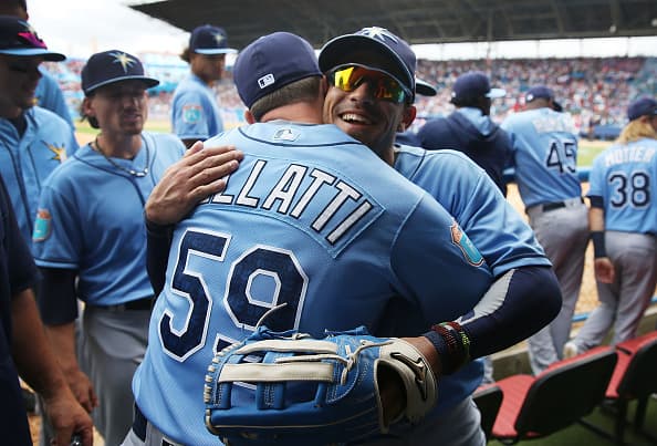 Barack Obama y Raúl Castro no sólo hablaron de política, también de béisbol. El deporte unió a los dos mandatarios, quienes se fueron al finalizar la tercera entrada del juego en que Rays venció a Cuba 4-1 en un juego que fue una fiesta el el estadio 'El Latino' de la Habana.