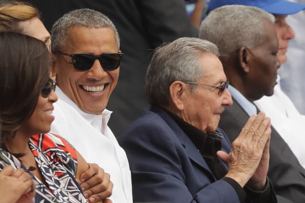Barack Obama y Raúl Castro no sólo hablaron de política, también de béisbol. El deporte unió a los dos mandatarios, quienes se fueron al finalizar la tercera entrada del juego en que Rays venció a Cuba 4-1 en un juego que fue una fiesta el el estadio 'El Latino' de la Habana.