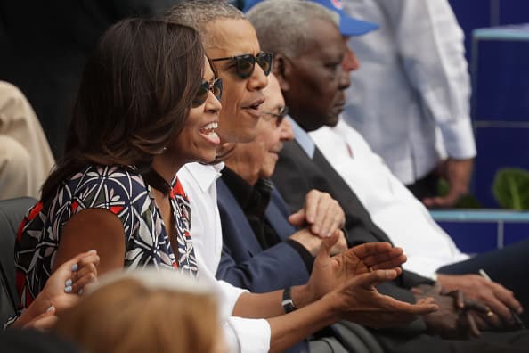 Barack Obama y Raúl Castro no sólo hablaron de política, también de béisbol. El deporte unió a los dos mandatarios, quienes se fueron al finalizar la tercera entrada del juego en que Rays venció a Cuba 4-1 en un juego que fue una fiesta el el estadio 'El Latino' de la Habana.