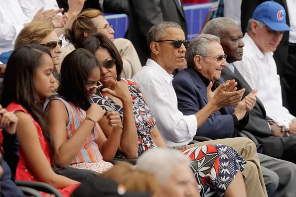 Barack Obama y Raúl Castro no sólo hablaron de política, también de béisbol. El deporte unió a los dos mandatarios, quienes se fueron al finalizar la tercera entrada del juego en que Rays venció a Cuba 4-1 en un juego que fue una fiesta el el estadio 'El Latino' de la Habana.