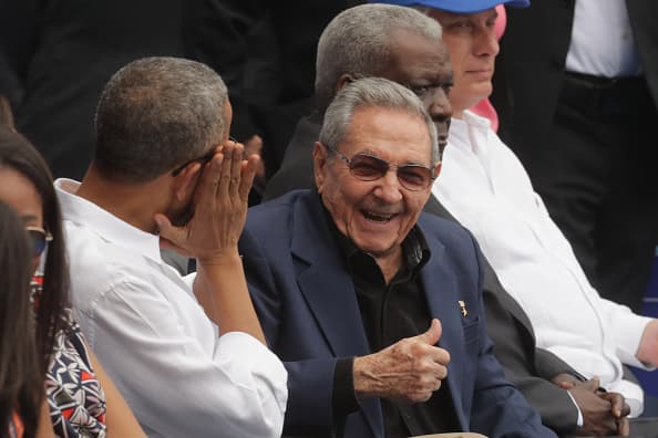 Barack Obama y Raúl Castro no sólo hablaron de política, también de béisbol. El deporte unió a los dos mandatarios, quienes se fueron al finalizar la tercera entrada del juego en que Rays venció a Cuba 4-1 en un juego que fue una fiesta el el estadio 'El Latino' de la Habana.