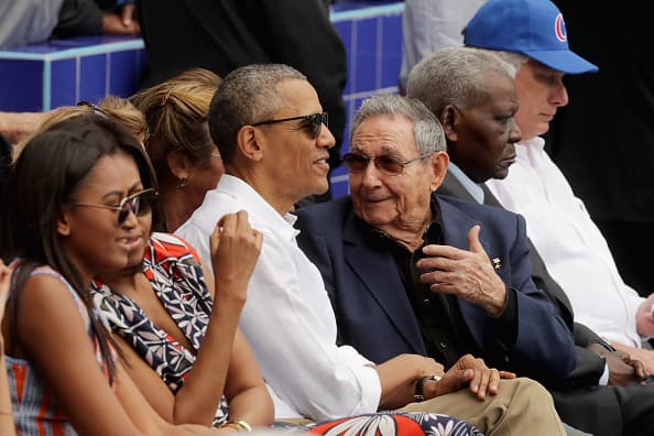 Barack Obama y Raúl Castro no sólo hablaron de política, también de béisbol. El deporte unió a los dos mandatarios, quienes se fueron al finalizar la tercera entrada del juego en que Rays venció a Cuba 4-1 en un juego que fue una fiesta el el estadio 'El Latino' de la Habana.