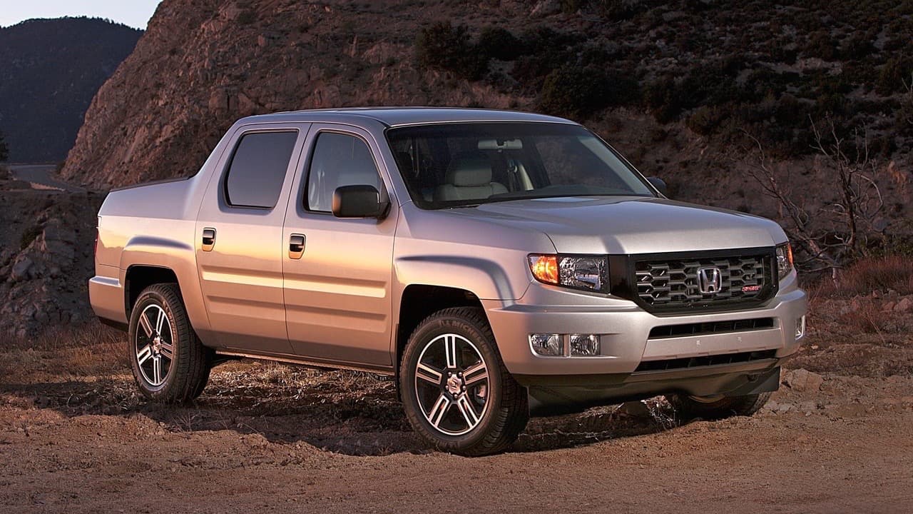 <b>Pickup mediana: Honda Ridgeline 2014</b>
<br>La pickup de Honda se impuso entre todas las pickups medianas del mercado, que hace tres años eran solo la Nissan Frontier y la Toyota Tacoma, las dos finalistas de este segmento. La Ridgeline obtuvo 5 estrellas en todas las categorías del estudio.
<br>