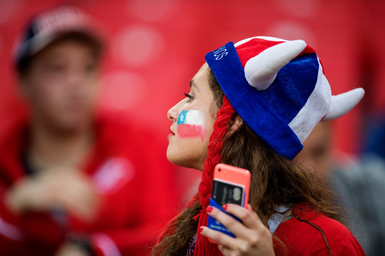 Ya dentro del estadio, el ambiente comenzó a calentarse con la belleza y alegría de los aficionados.