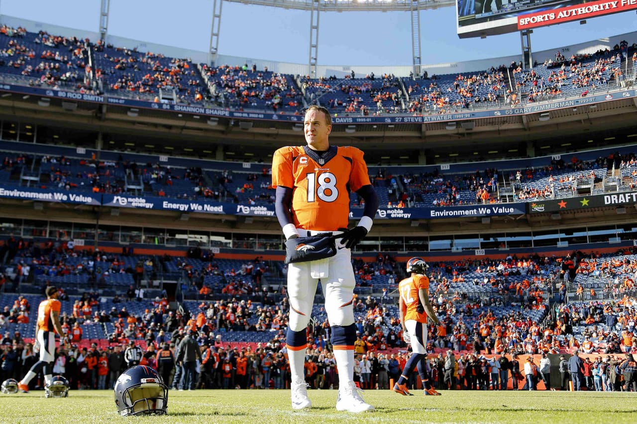 El domingo 15 de noviembre de 2015 Peyton Manning se convirtió en el número uno en yardas ganadas por pase superando la marca de Brett Favre. Un pase de 4 yardas a Ronnie Hillman en el Primer cuarto contra los Kansas City Chiefs, significó llegar a 71,840 yardas en su carrera. Al final del juego dejó la marca en 71,871.