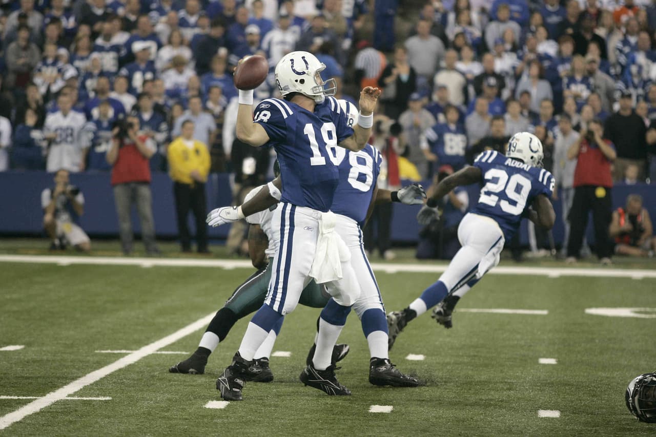 Peyton Manning es el único quarterback en la historia que lanzó en 3 ocasiones 6 pases de touchdown, además es uno de los 7 quarterbacks que alcanzaron la cifra récord de 7 pases de anotación en un partido. En todos los casos lo hizo sin sufrir intercepción.